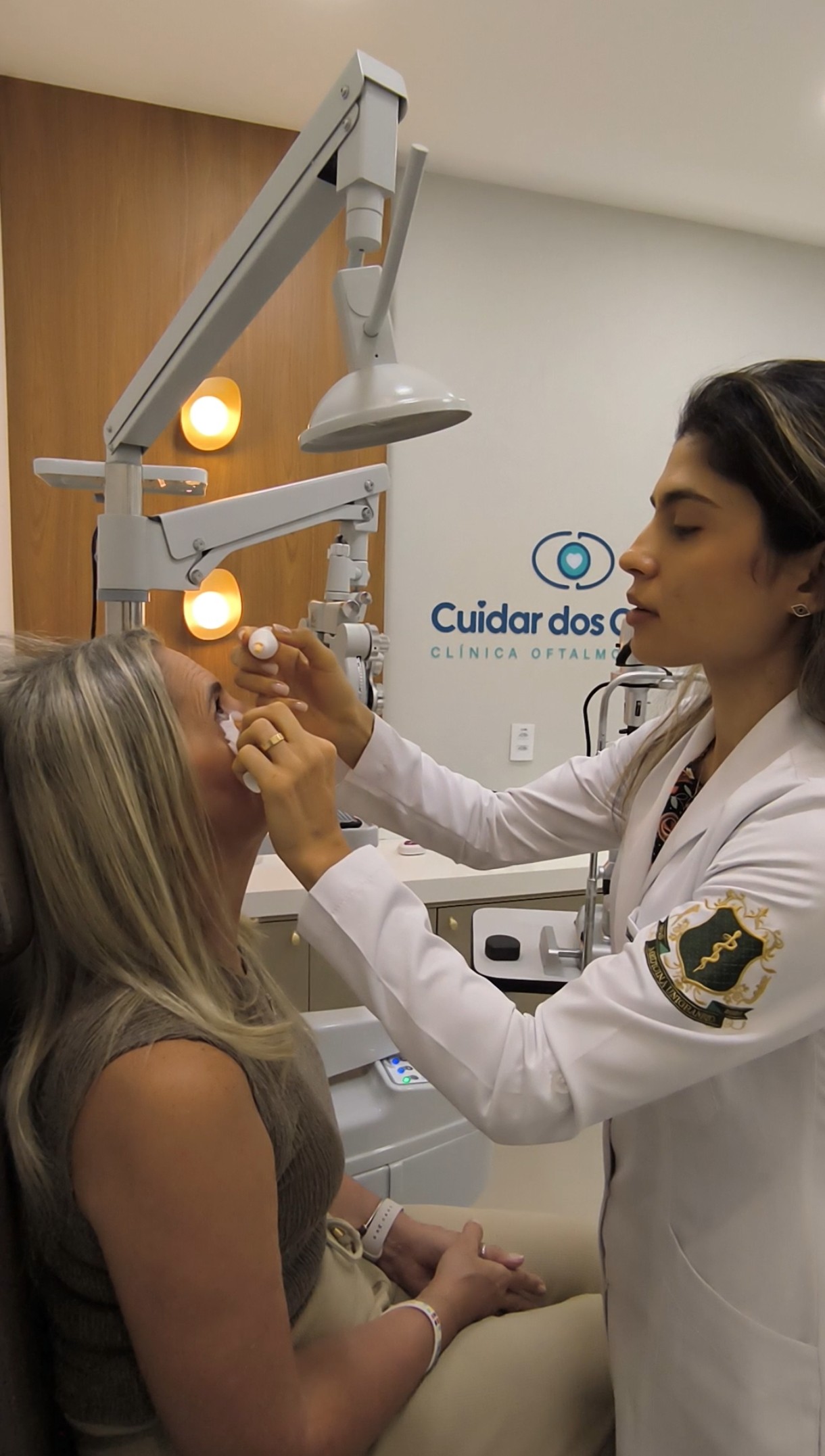 Dra. Bruna Bianca realizando exame com lâmpada de fenda
